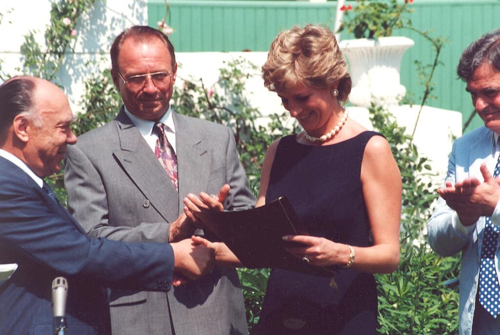 Cápsula do tempo selada pela princesa Diana em 1991 é aberta