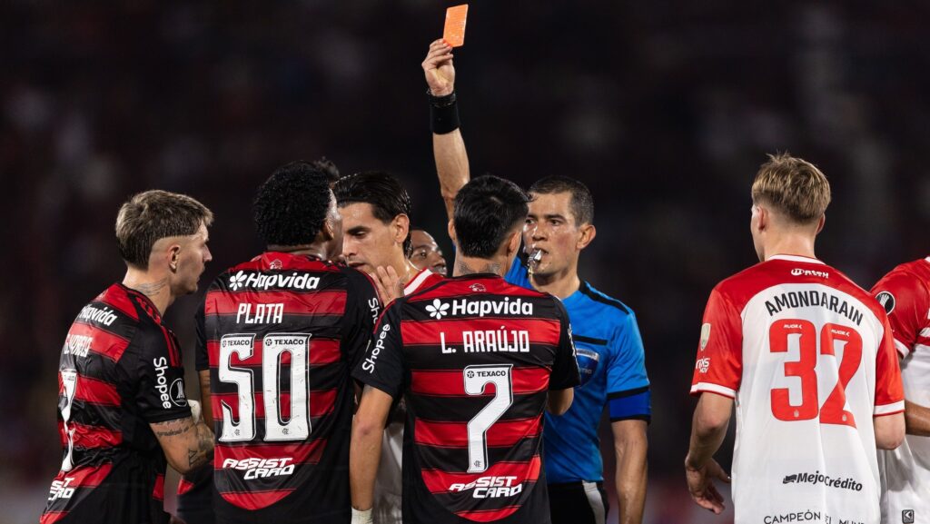 Como jogadores do Flamengo reagiram à expulsão e gol do Estudiantes