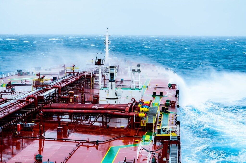 Petróleo sobe com tensões geopolíticas e excesso de oferta | Finanças
