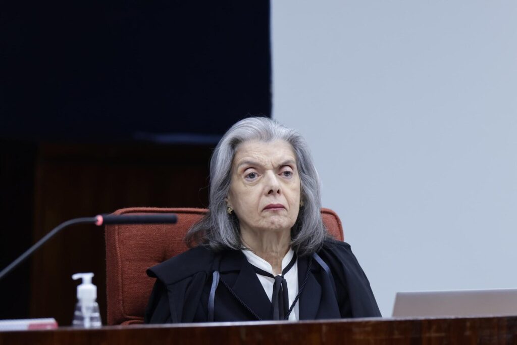 Cármen Lúcia diz que não pretende se aposentar tão cedo e que ainda há muito a conquistar em direitos e igualdade