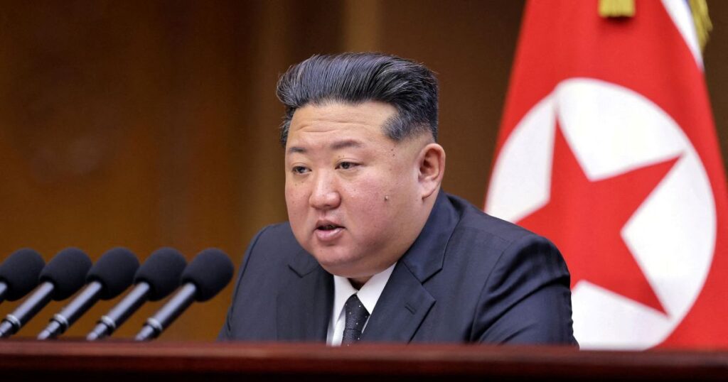 Kim Jong Un diz que laços militares com Rússia “avançarão sem parar” Kim Jong Un diz que laços militares com Rússia “avançarão sem parar”