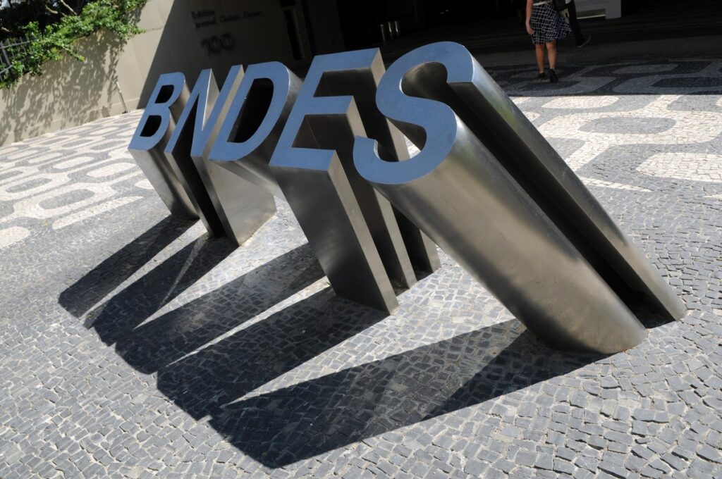 BNDES trabalha para, ‘aos poucos’, flexibilizar condições no plano de socorro do tarifaço, diz diretor | Brasil