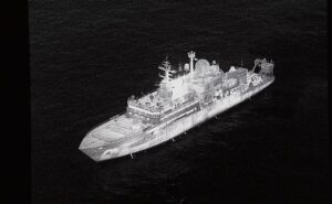 Navio espião russo entra em águas britânicas e aponta lasers para militares