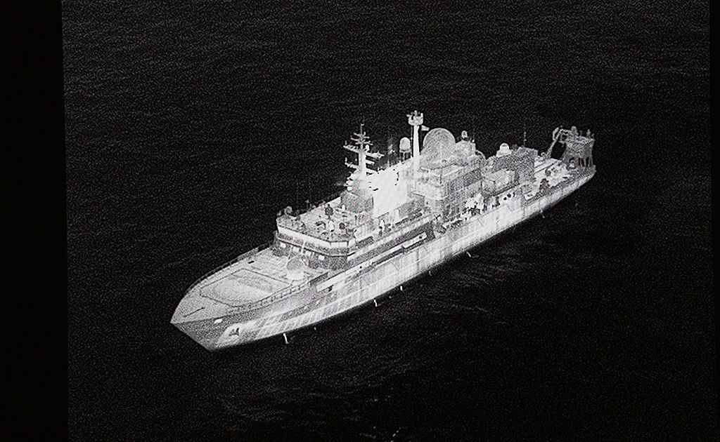 Navio espião russo entra em águas britânicas e aponta lasers para militares Navio espião russo entra em águas britânicas e aponta lasers para militares