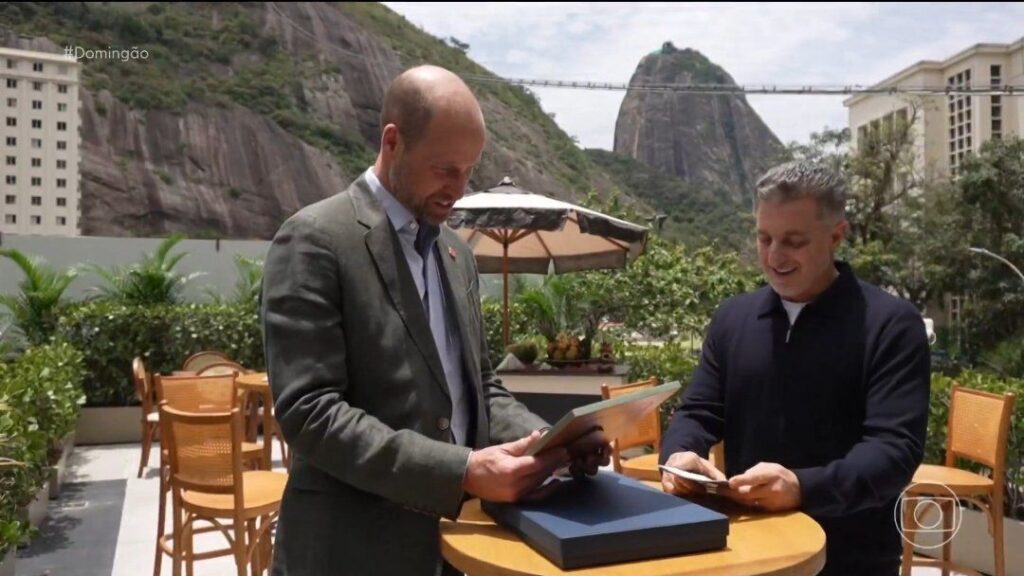 Príncipe William se emociona ao receber foto de Diana no “Domingão”