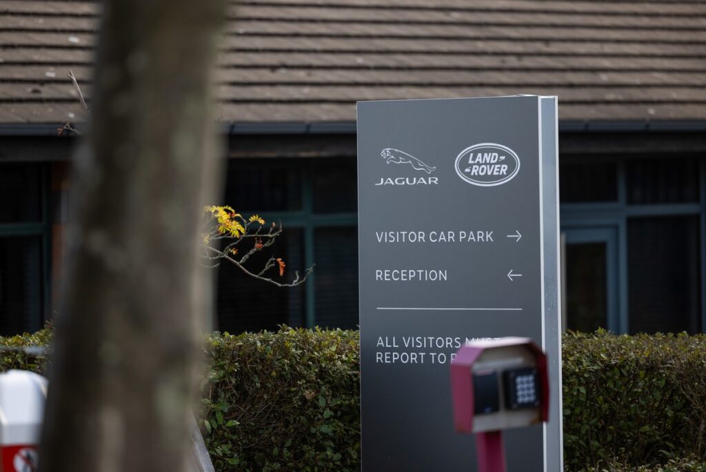 Tata Motors, da Índia, tem prejuízo após ataque cibernético que parou a Jaguar Land Rover Tata Motors, da Índia, tem prejuízo após ataque cibernético que parou a Jaguar Land Rover