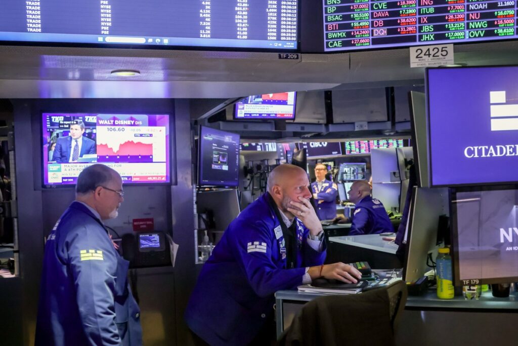 Bolsas abrem mistas em NY com baixa liquidez e ata do Fed no foco