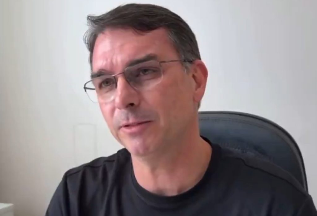 Bolsonaro só vai indicar candidato quando estiver livre, diz Flávio Bolsonaro só vai indicar candidato quando estiver livre, diz Flávio
