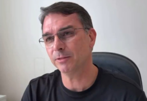 Bolsonaro só vai indicar candidato quando estiver livre, diz Flávio