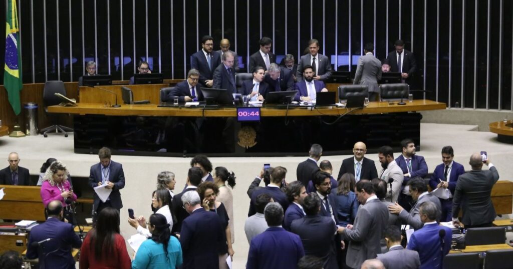 Câmara aprova corte benefícios tributários e aumento de taxação de bets