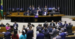 Câmara aprova corte benefícios tributários e aumento de taxação de bets