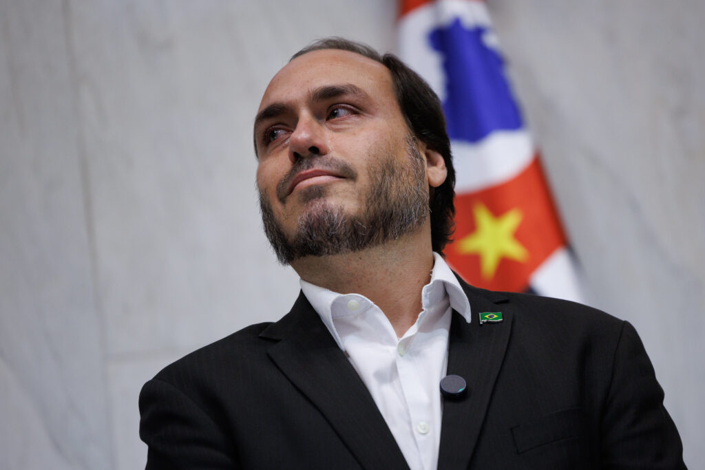 Carlos Bolsonaro chora durante homenagem na Alesp e diz que pai sofre ‘desumanidade’