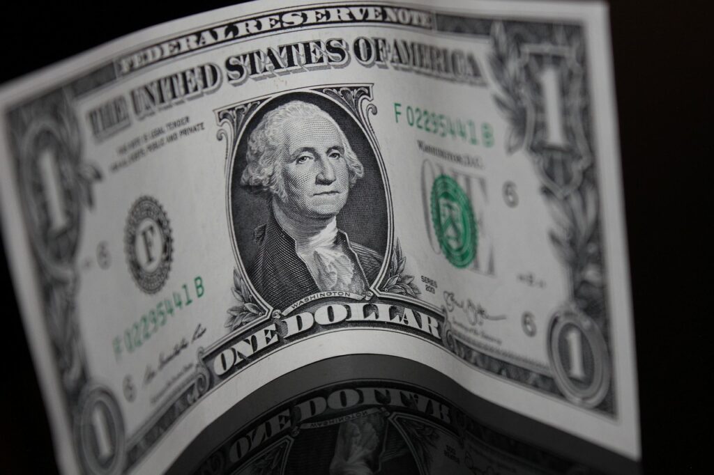 Dólar ronda estabilidade em meio a dúvidas sobre início do corte de juros no Brasil