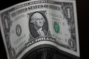 Dólar ronda estabilidade em meio a dúvidas sobre início do corte de juros no Brasil