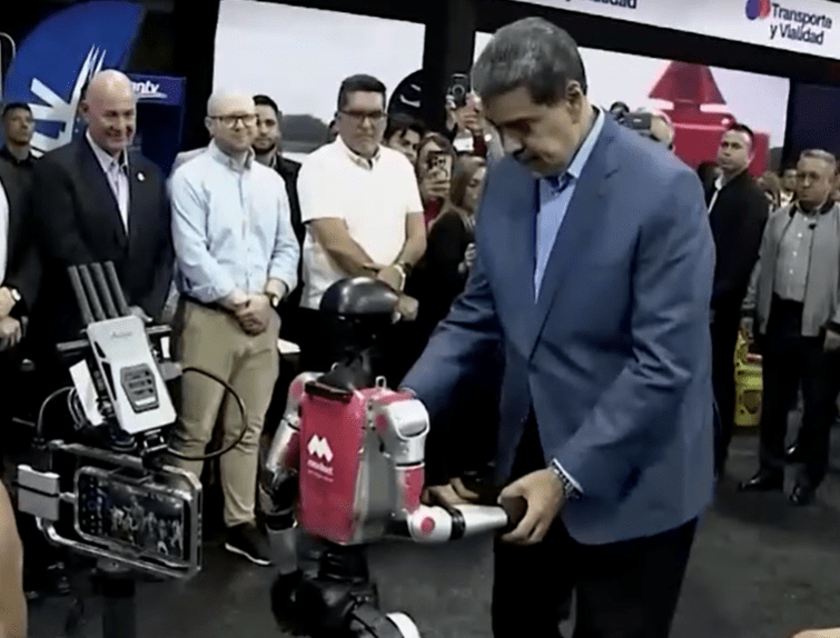 Em meio a tensão com EUA, Maduro dança com robô movido por IA