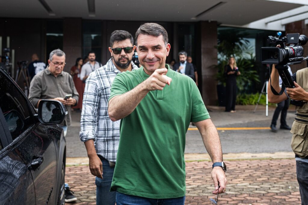 Flávio antecipa eleição para o mercado e incerteza pode adiar cortes na Selic | Intraday