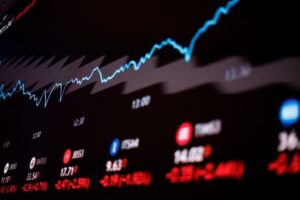 Ibovespa recua e dólar sobe após Focus e à espera de IPCA-15 e PIB dos EUA