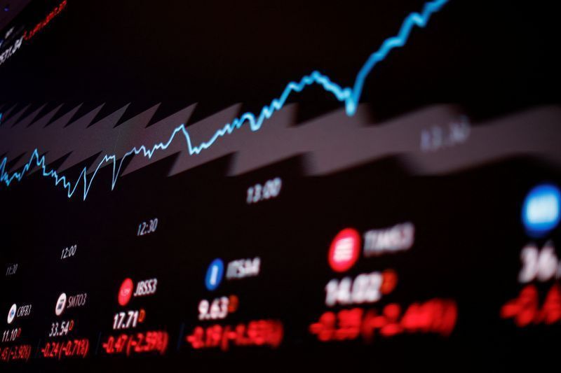 Ibovespa recua e dólar sobe após Focus e à espera de IPCA-15 e PIB dos EUA Ibovespa recua e dólar sobe após Focus e à espera de IPCA-15 e PIB dos EUA