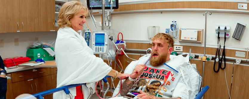 Jake Paul coloca placas de titânio e tem alguns dentes removidos após cirurgia Jake Paul coloca placas de titânio e tem alguns dentes removidos após cirurgia