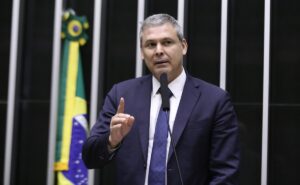 Líder do PT diz que partido não pode abrir mão de candidatura de Haddad | Política