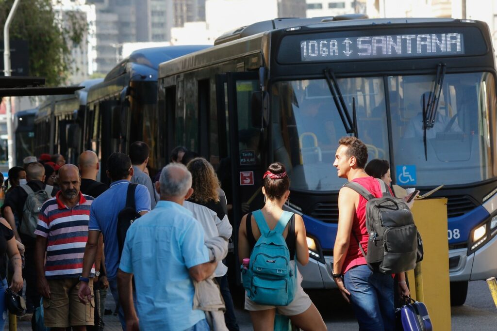 Prefeito de SP anuncia aumento da tarifa de ônibus para R$ 5,30 | Brasil