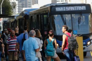Prefeito de SP anuncia aumento da tarifa de ônibus para R$ 5,30 | Brasil