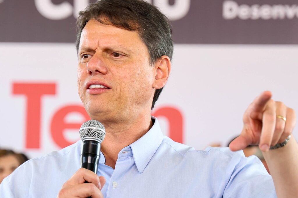 Apoio a Flávio está certo, diz Tarcísio após visita a Bolsonaro na prisão | Política