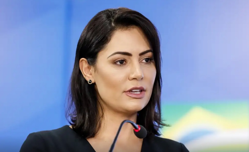 Michelle critica à ida de Bolsonaro à Papudinha e pressiona por prisão domiciliar