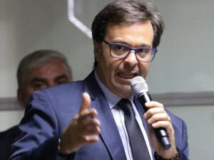 Ministro de Bolsonaro que tentou obter passaporte português para Mauro Cid deixa o PL