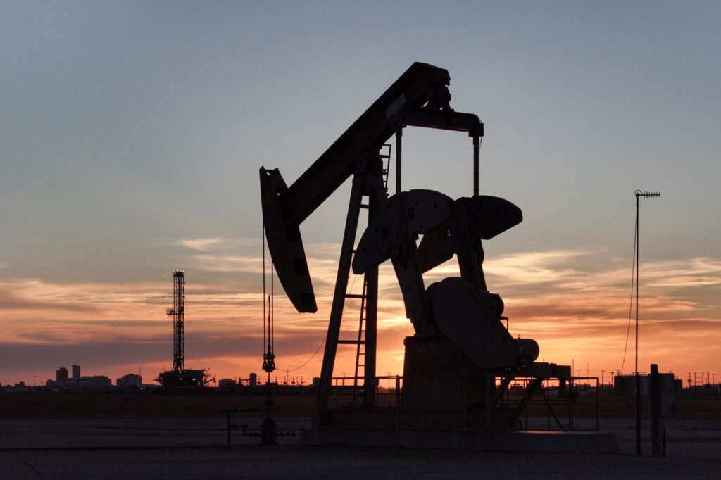 Petróleo vira para queda após secretário do Tesouro prometer apoio a petroleiros