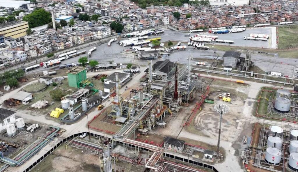 Refit aciona Justiça contra interdição total determinada pela ANP Refit aciona Justiça contra interdição total determinada pela ANP