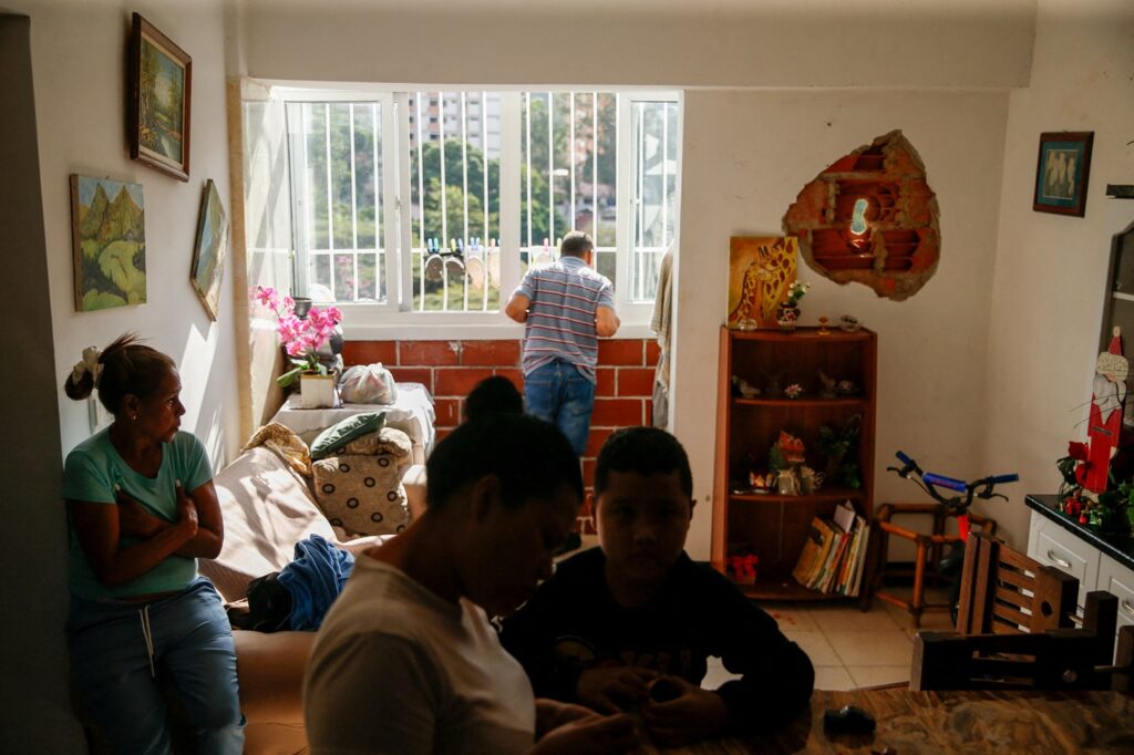 Venezuelanos navegam na “calma tensa” da vida cotidiana após Maduro