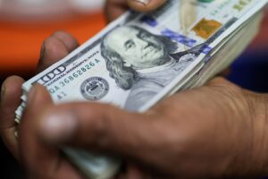 Dólar hoje recua a R$ 5,15, por fluxo estrangeiro e queda da moeda no exterior