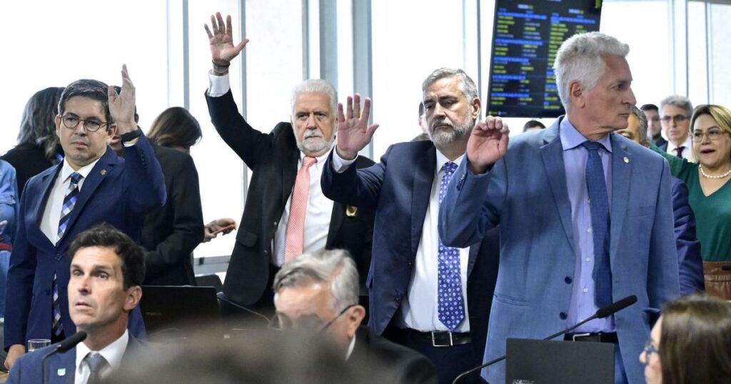 Após 8h de leitura do relatório, votação na CPMI deve ser na madrugada