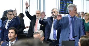Após 8h de leitura do relatório, votação na CPMI deve ser na madrugada