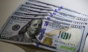 Dólar hoje avança após dados de inflação nos EUA e com conflito no Irã no radar