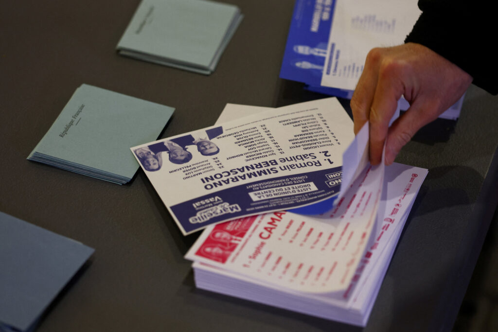 Esquerda e direita tradicionais dominam eleições municipais na França Esquerda e direita tradicionais dominam eleições municipais na França