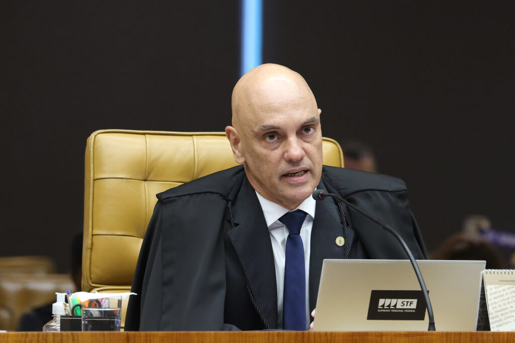 Moraes proíbe celulares e determina dois policiais na porta de Bolsonaro em hospital