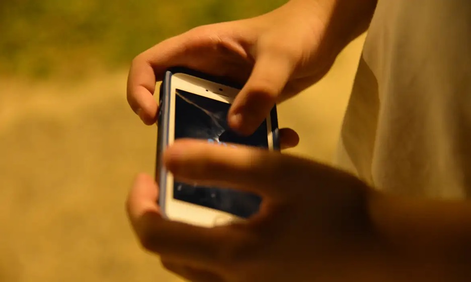 Pais tentam afastar filhos do celular antes de proibição na Grécia