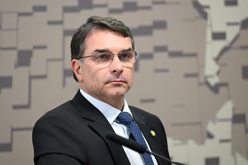 Após crise com Vorcaro, pré-campanha de Flávio contrata marqueteiro de Tebet