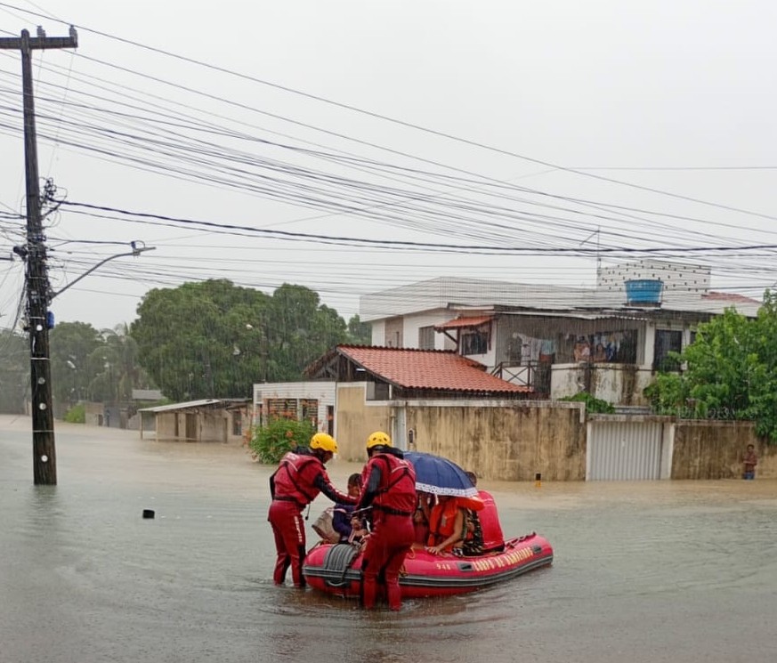 Chuvas deixam 35 cidades em emergência em Pernambuco e Paraíba; 8 pessoas morreram Chuvas deixam 35 cidades em emergência em Pernambuco e Paraíba; 8 pessoas morreram
