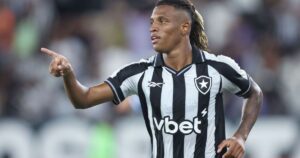 Danilo brilha, Botafogo vence Racing e fica perto de vaga na Sul-Americana