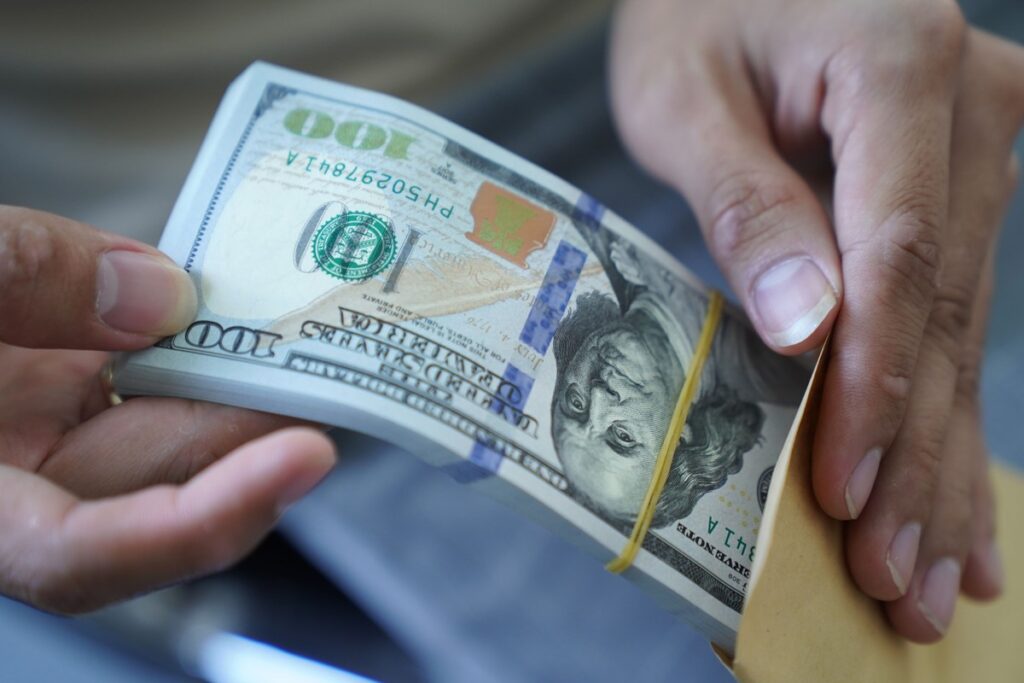 Dólar fecha em forte queda e vai a R$ 4,91, menor patamar desde janeiro de 2024 | Finanças
