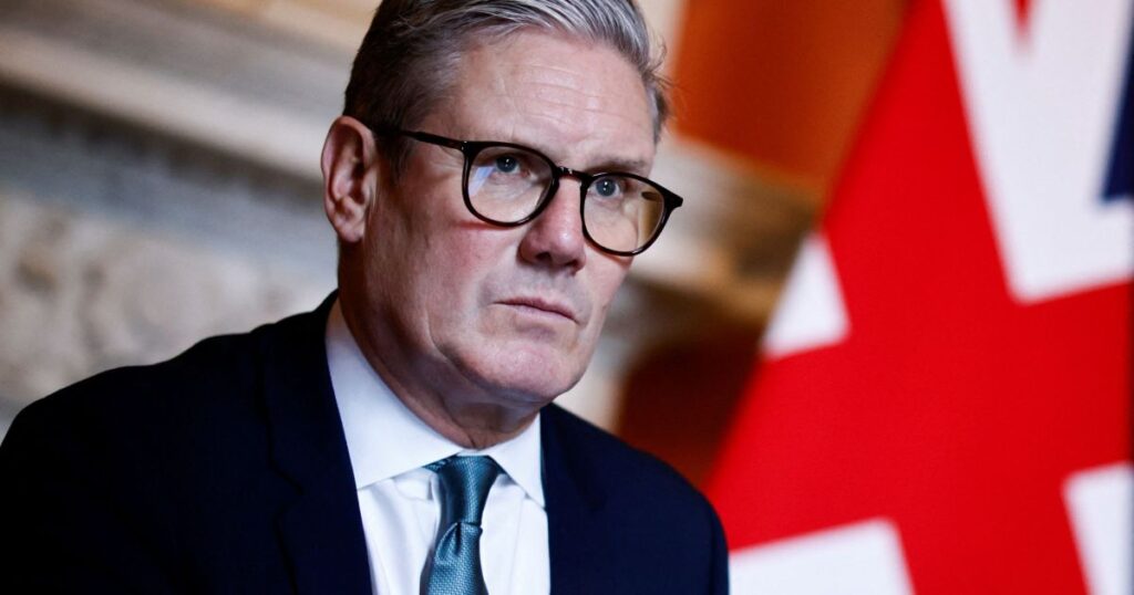 Starmer diz que “continuará governando” e desafia pedidos de renúncia Starmer diz que “continuará governando” e desafia pedidos de renúncia
