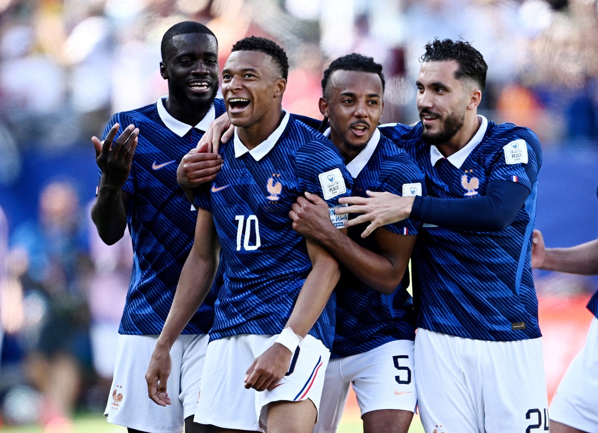 Em jogo de 4 horas, França bate Iraque por 3 a 0, com dois de Mbappé | Mundo