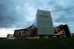 TST livra escola de exigir comprovante de vacinação contra covid-19 | Legislação