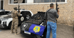 Carro roubado com placas de viatura oficial é apreendido no Rio de Janeiro