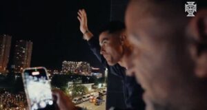 Cristiano Ronaldo celebra classificação com torcida em hotel em Toronto
