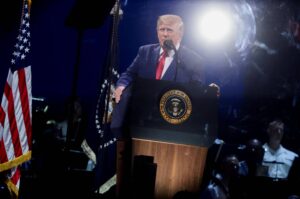 Em discurso, Trump se vangloria de supostamente vencer guerra contra o Irã