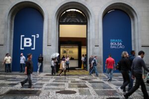 Ibovespa cede com aversão a risco global, mas alta da Petrobras limita perdas | Finanças